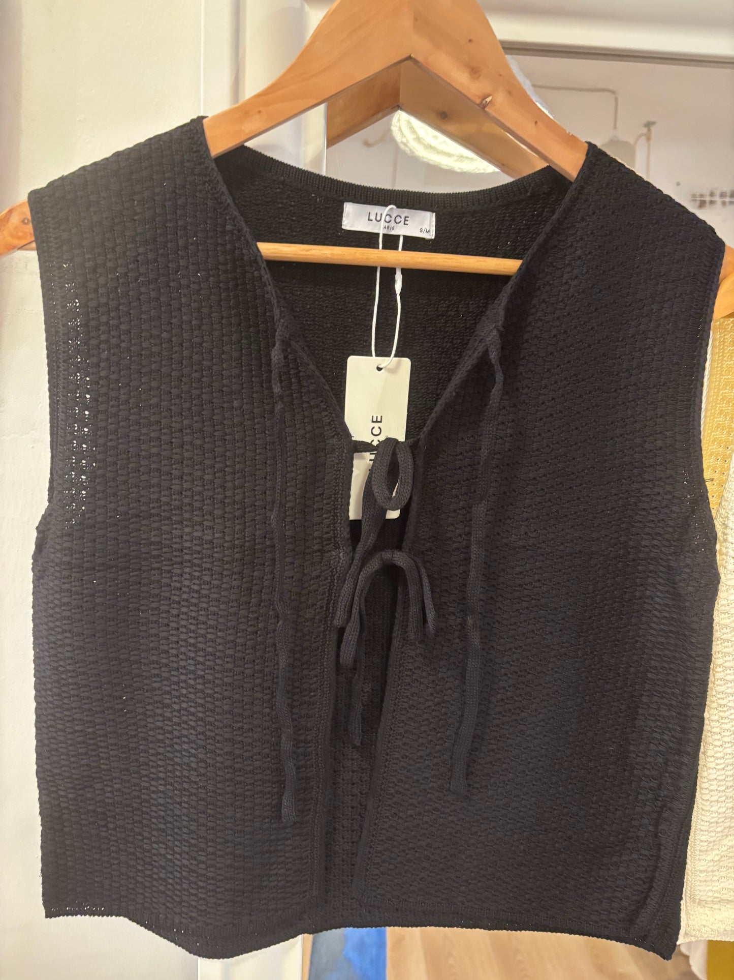 Gilet sans manches avec liens en maille beige ou noir