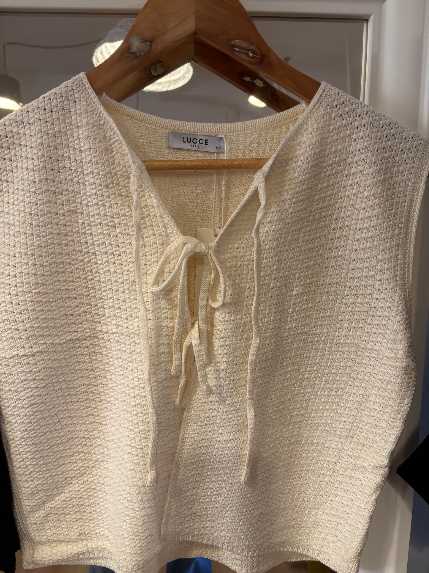 Gilet sans manches avec liens en maille beige ou noir