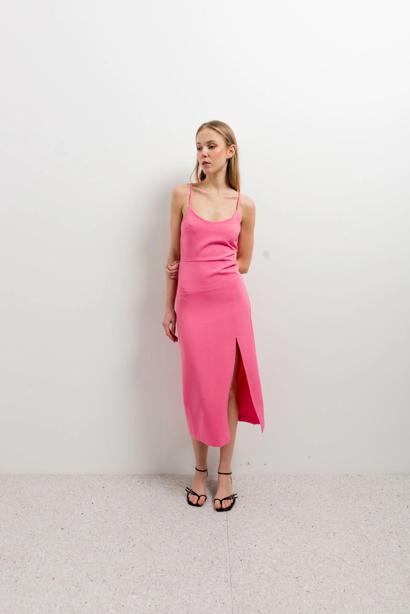 Robe rose bretelles et fente
