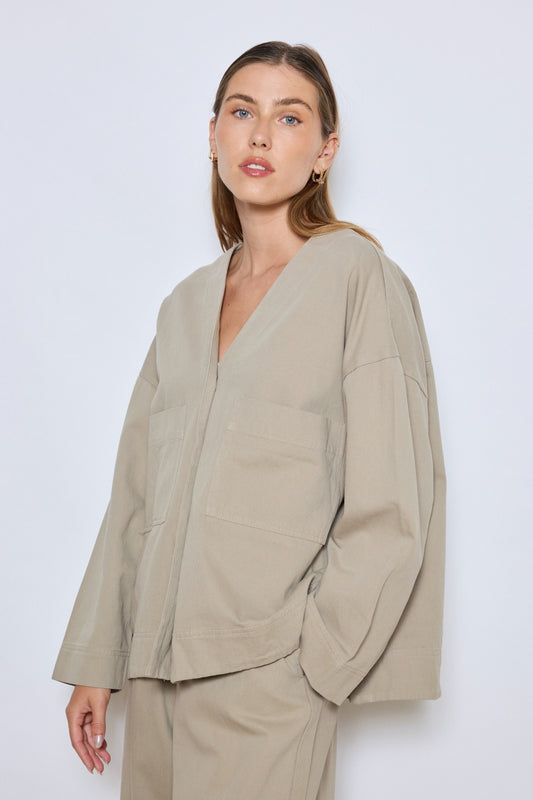 Veste beige large coton épais col en V deux poches plaquées