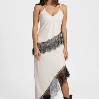 Jupe satin asymétrique et dentelles beige noire ou bordeaux