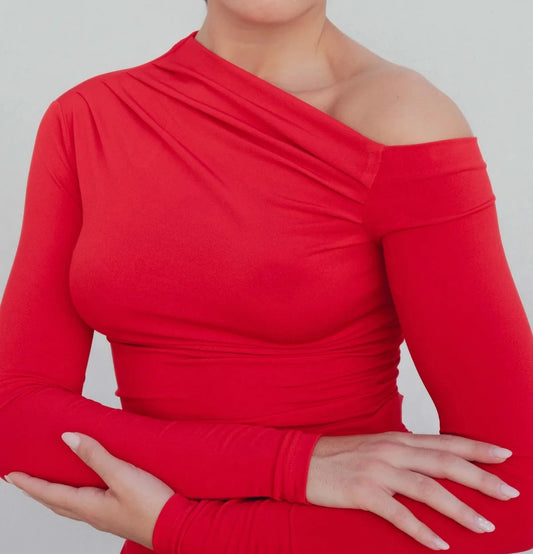Pull fin rouge asymétrique
