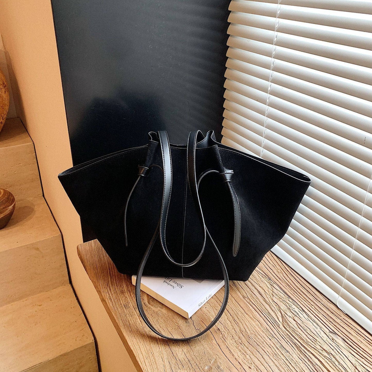 Sac fourre-tout YUZEFI — sac à bandoulière pour femme au design minimaliste ajouré