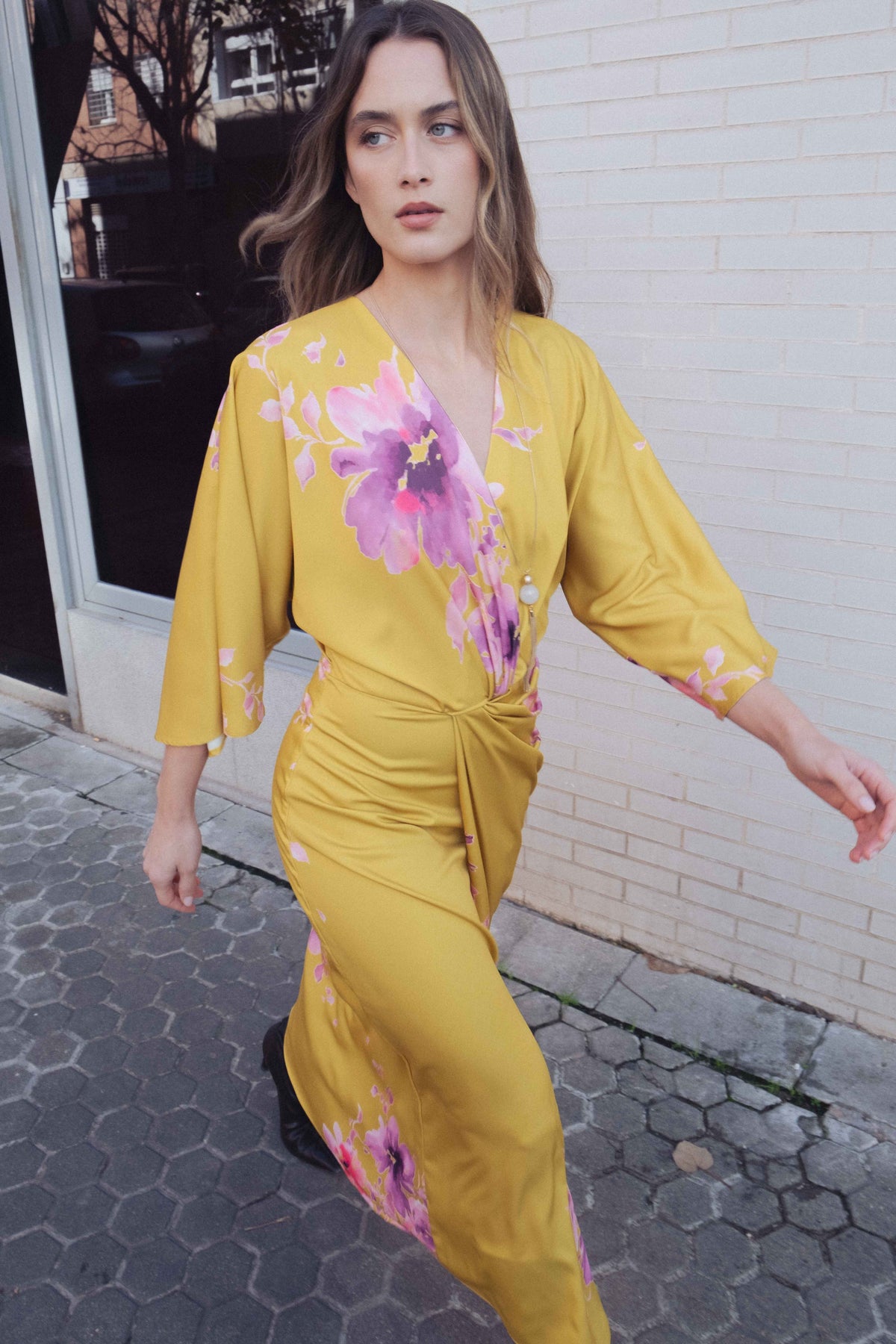 Robe jaune satin imprimé fleur rose (7)