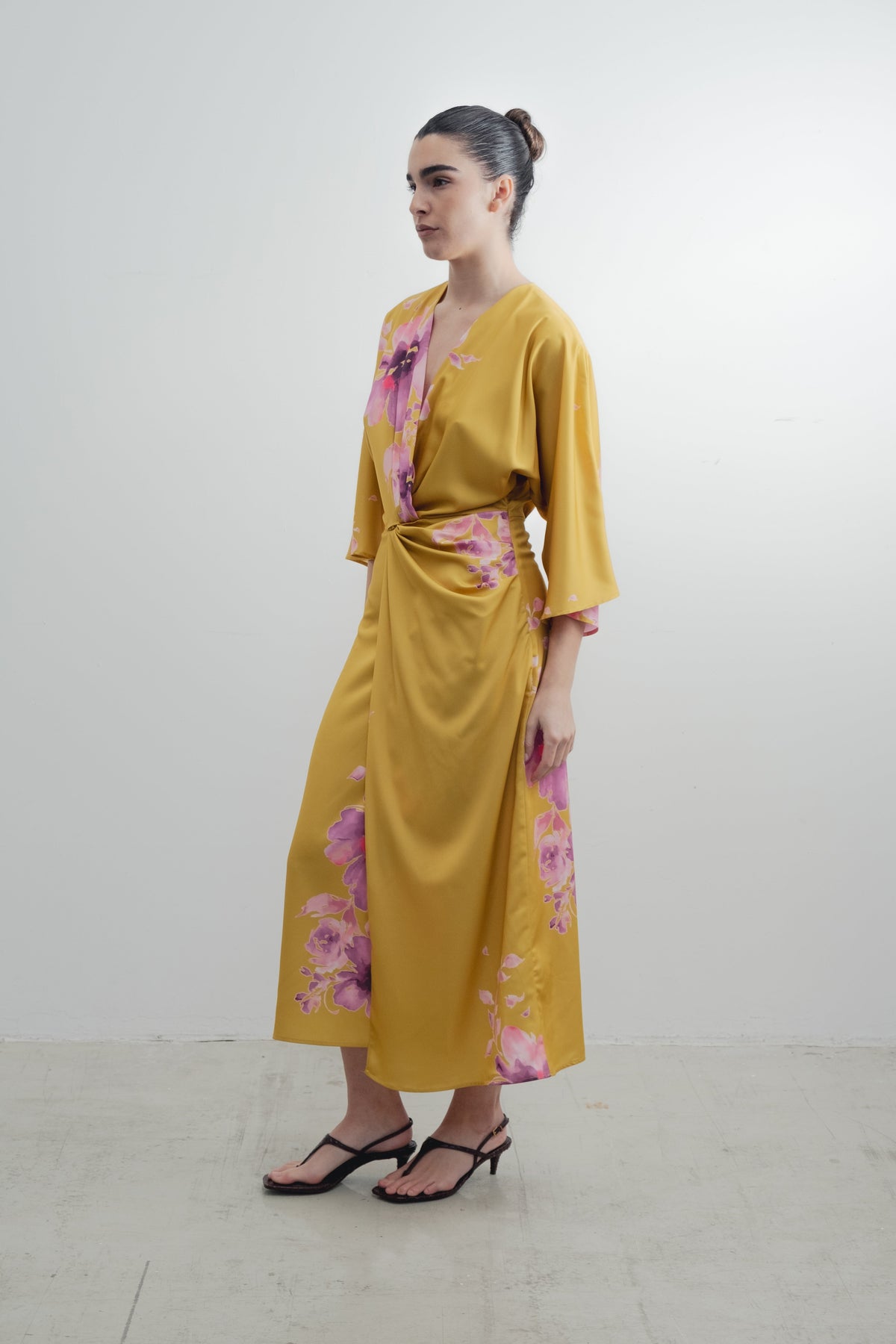 Robe jaune satin imprimé fleur rose (3)
