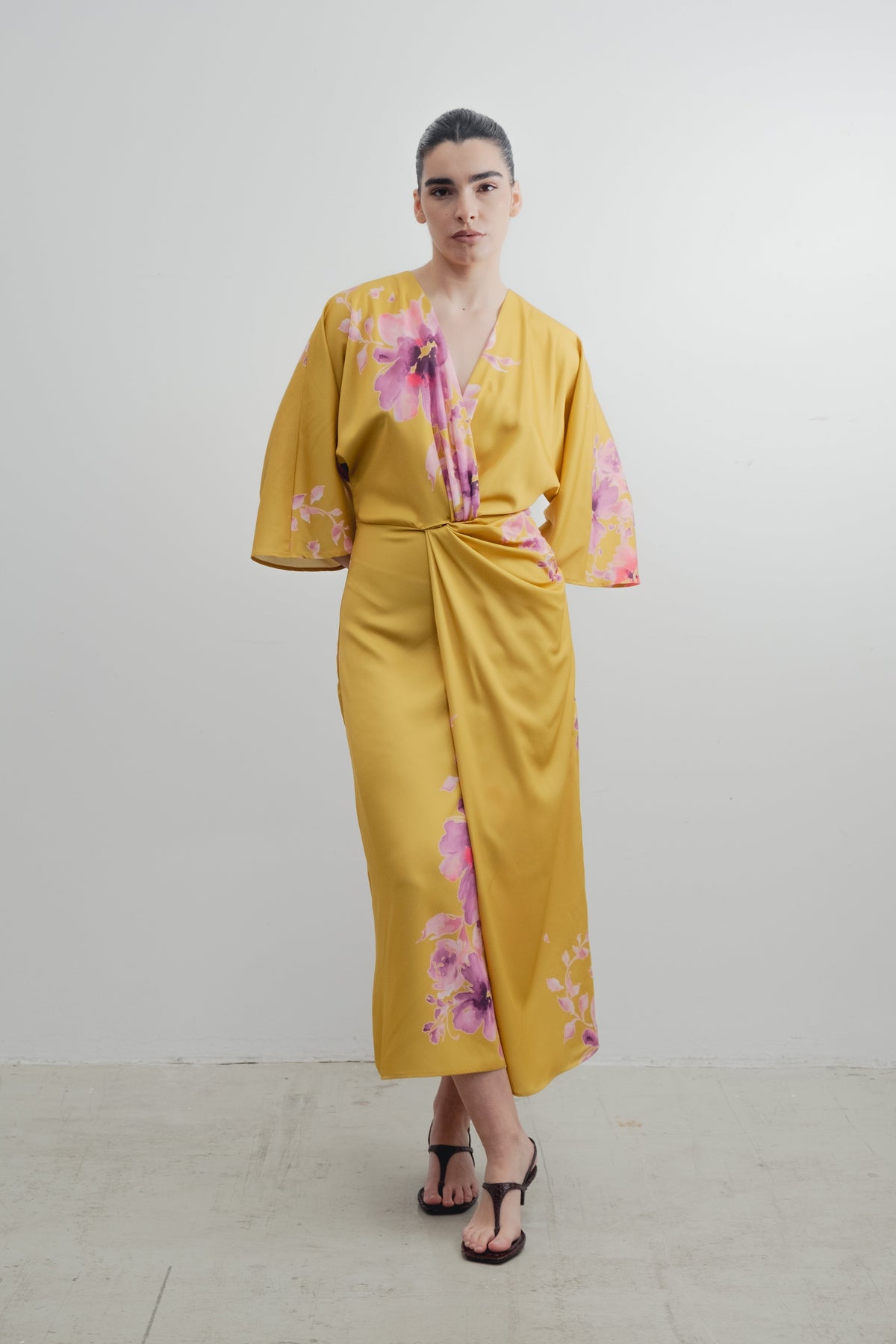 Robe jaune satin imprimé fleur rose (2)