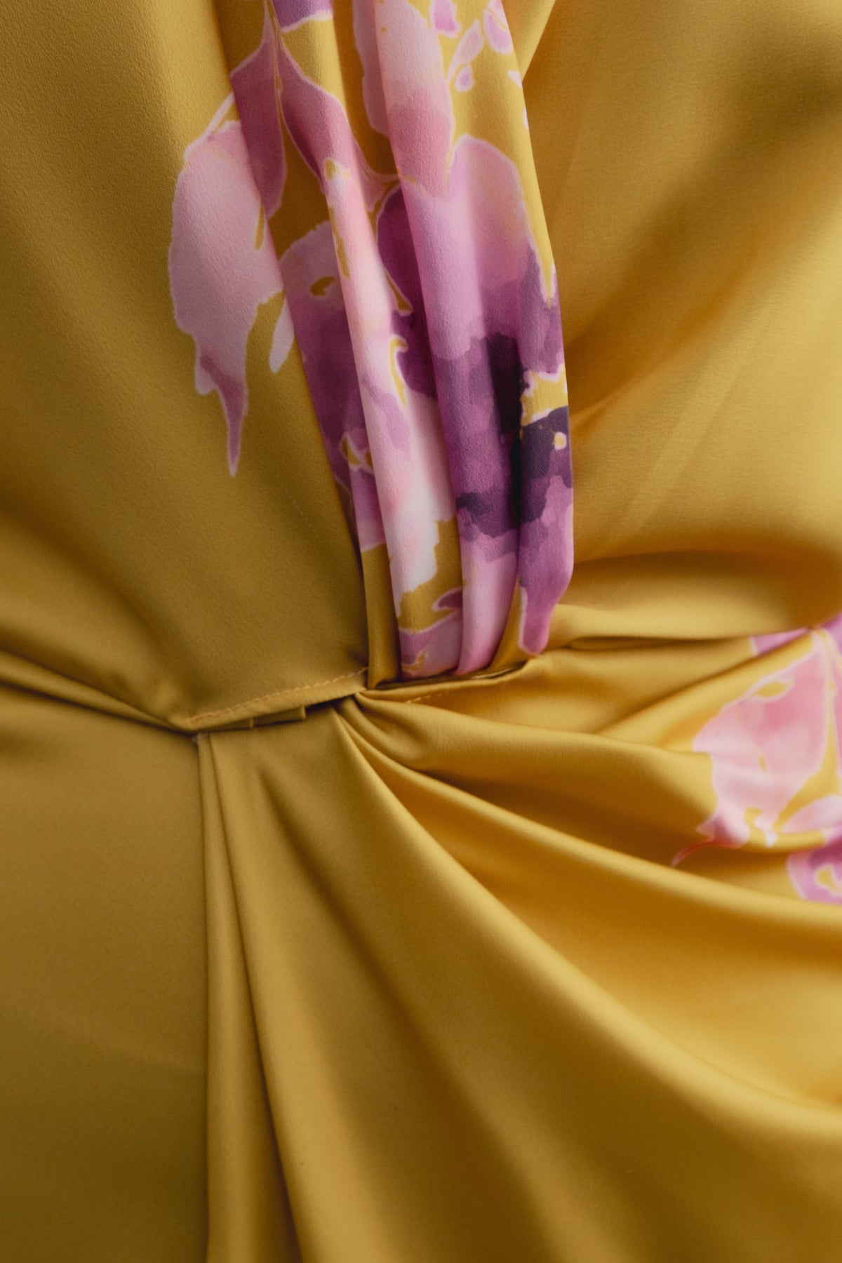 Robe jaune satin imprimé fleur rose (4)