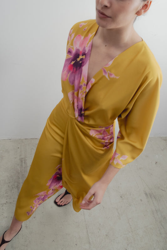 Robe jaune satin imprimé fleur rose (1)