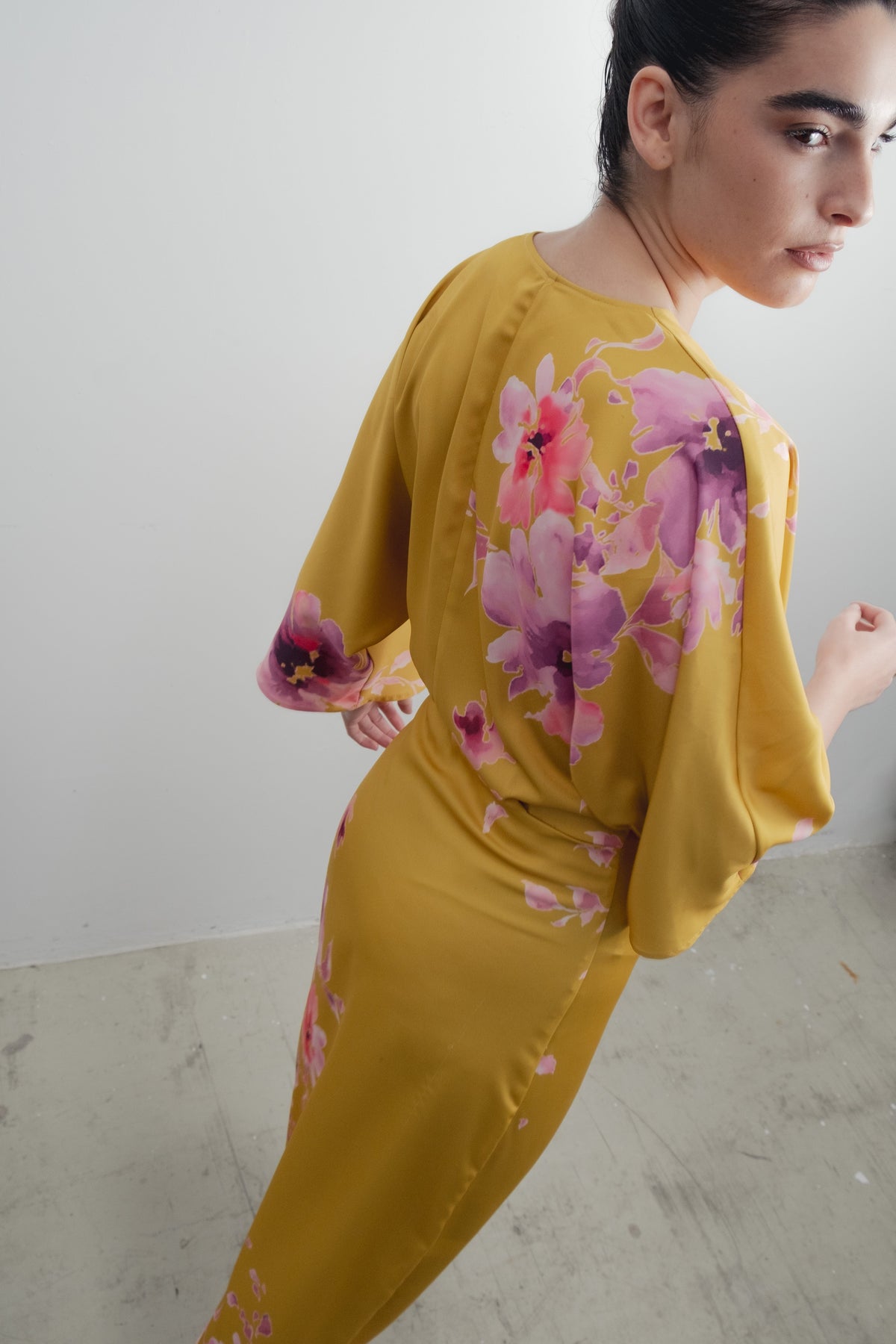 Robe jaune satin imprimé fleur rose (6)