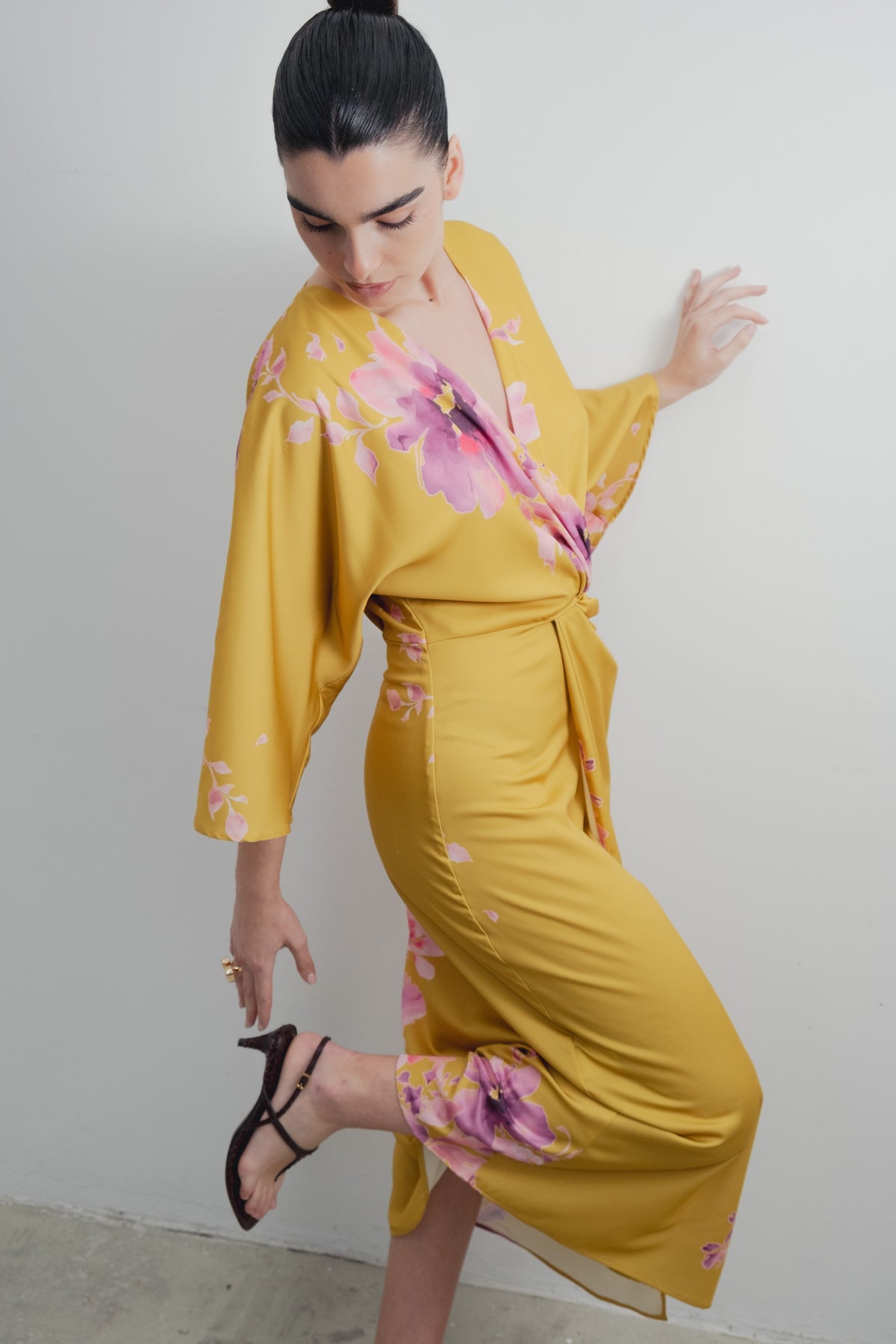 Robe jaune satin imprimé fleur rose (5)